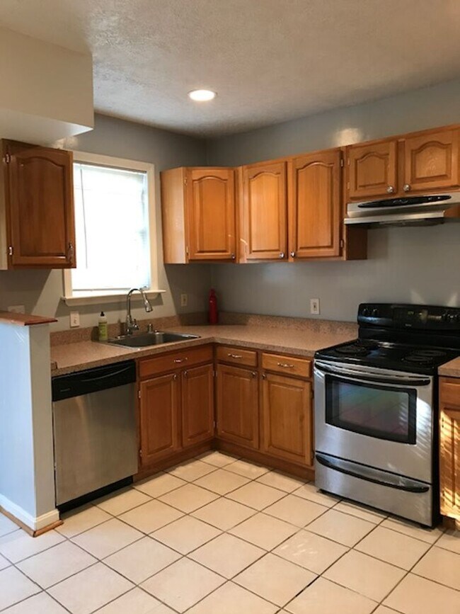 Building Photo - 2 Bed 2.5 Bath row house located just a short distance from RFK stadium in NE Washington, DC.