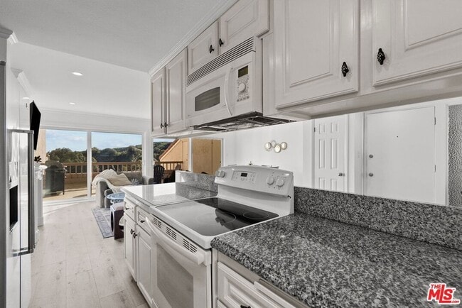 Building Photo - 23924 De Ville Way