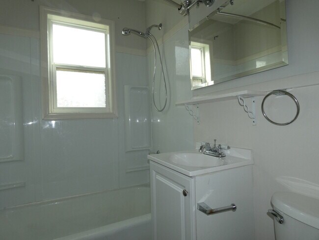 Building Photo - Beautiful Home in North Kansas City School...