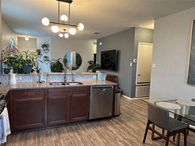 Building Photo - 302 Eves Necklace Dr.