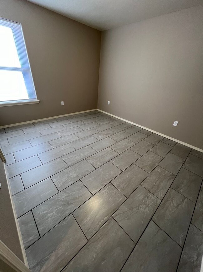 Building Photo - New Very Nice 2 Bed 1 Bath House with Car ...