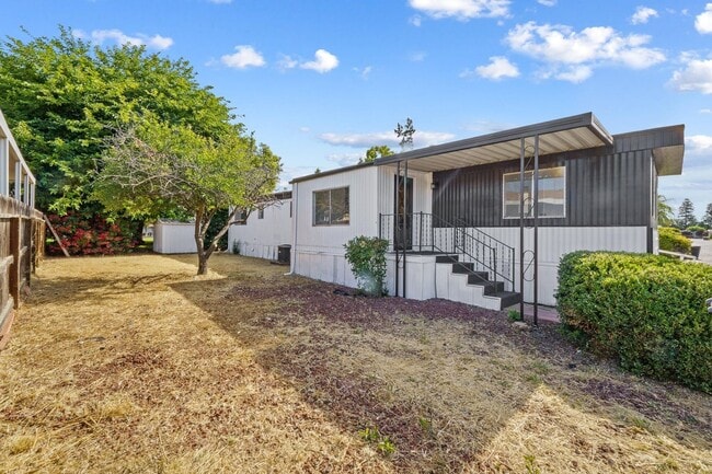 Building Photo - 5055 W. TULARE AVE SP 64 - 2 BEDROOM 1.5 BATH - MANUFACTURED HOME - SW VISALIA