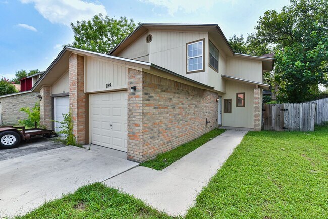 Building Photo - 1128 Royal Crest Dr