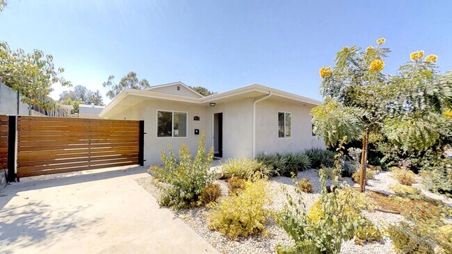 Primary Photo - HUGE House on College! Quick Walk to Campu...