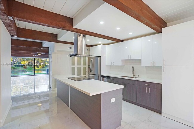 Building Photo - 701 E Coco Plum Cir