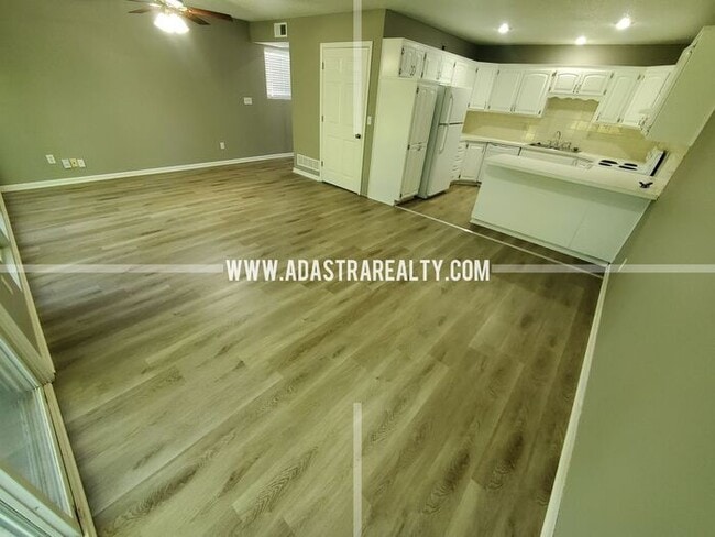 Building Photo - Spacious Duplex in the Heart of Olathe-Com...