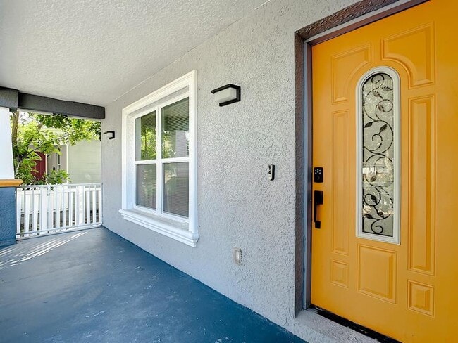 Building Photo - 4650 10th Ave S