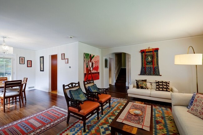 Building Photo - Furnished, Detached Home in Bethesda Alta ...