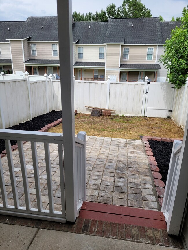 Building Photo - 117 Gatwick Ct