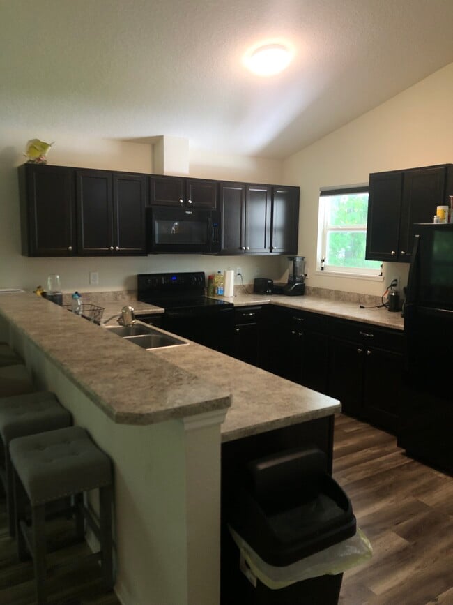 Building Photo - 1 BEDROOM FOR RENT: Private Bedroom W/ Sha...