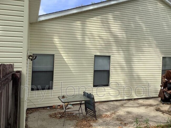 Building Photo - 10065 Hillview Dr