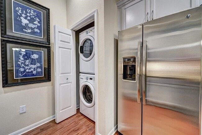 Building Photo - 1901 Post Oak Park Dr