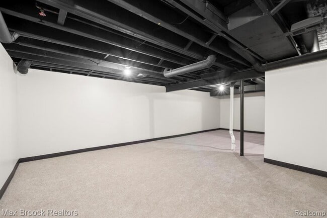 Building Photo - 1823 Torquay Ave