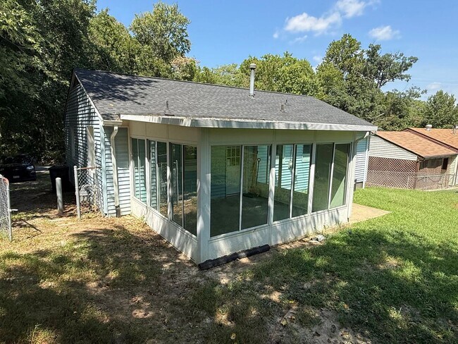 Building Photo - 2404 Western St