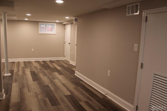 Building Photo - 147 Clinton St