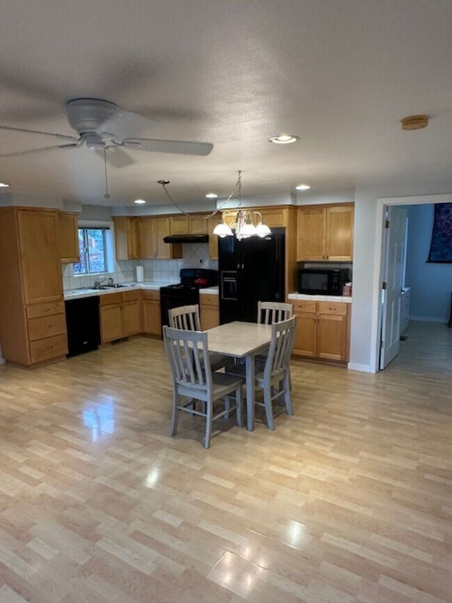 Building Photo - Large and bright 1 Bedroom in Glenshire