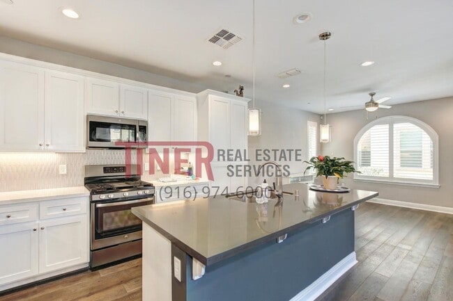 Building Photo - Huntington Sierra Oaks Gem with Fabulous A...