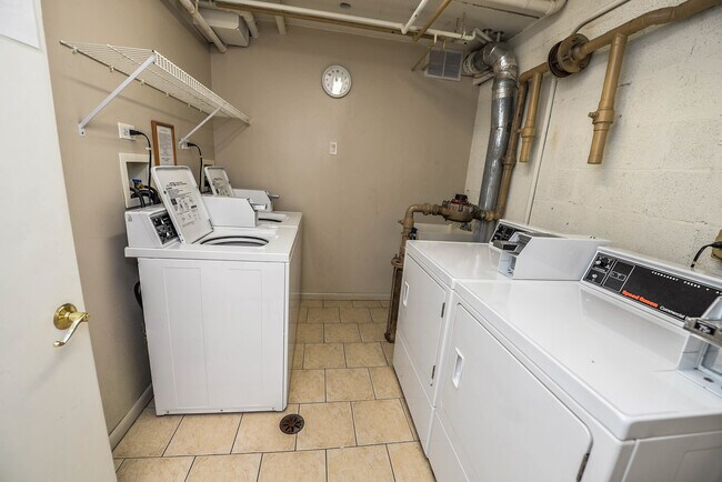 Building Photo - 8751 W Catherine Ave