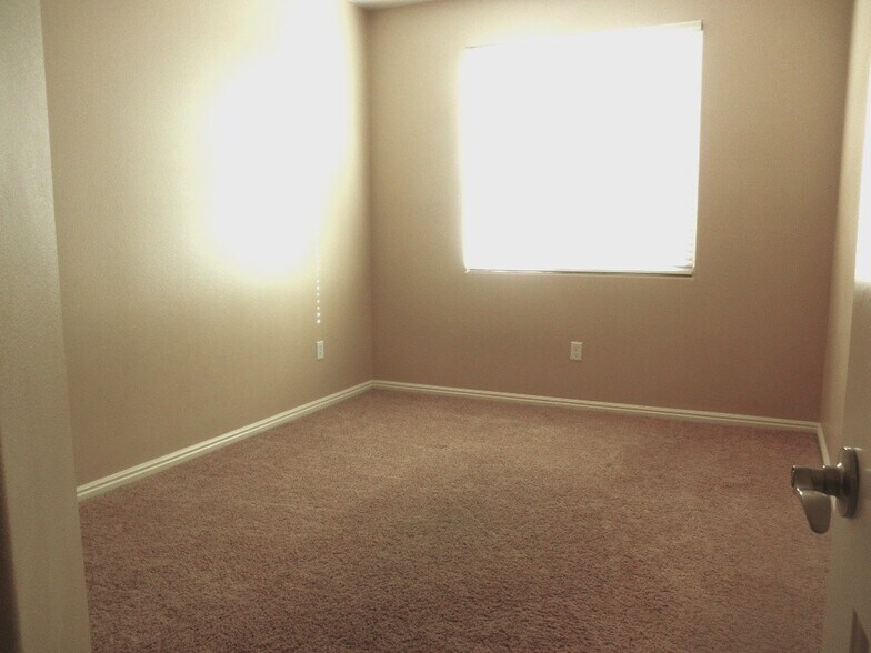 Building Photo - 1220 N Spring Valley Dr