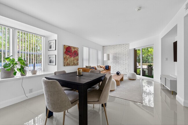 Building Photo - 4807 Via Palm Lakes Via