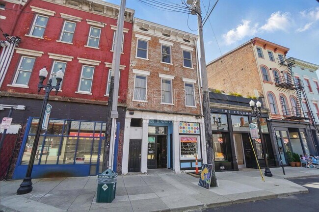 Building Photo - 107 W Elder St