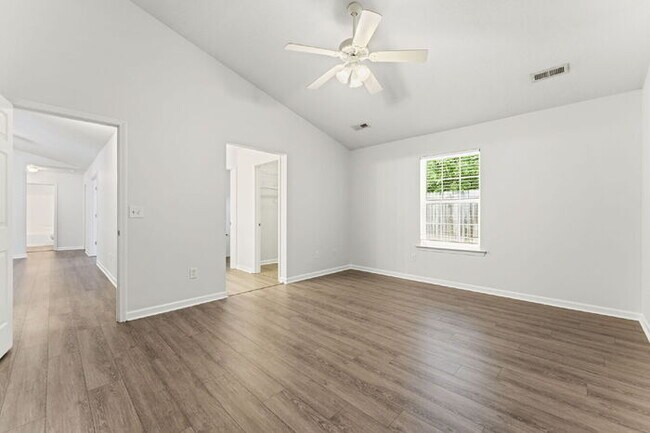 Building Photo - Charming 3-Bedroom Retreat with Cozy Fireplace in Simpsonville