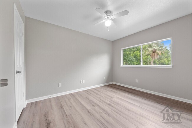 Building Photo - Duplex For Lease