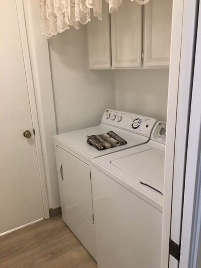 Building Photo - First Floor condo perfectly situated for public transportation