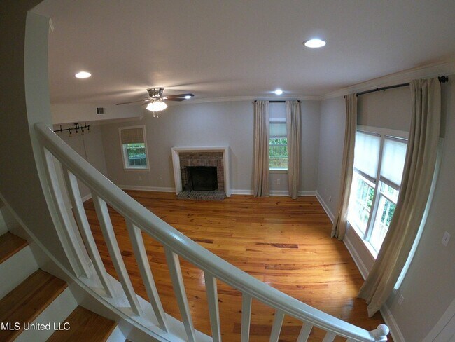 Building Photo - 1235 Linden Pl