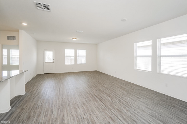 Building Photo - 1 br, 1 bath Condo - 220 N Burleson Blvd  ...