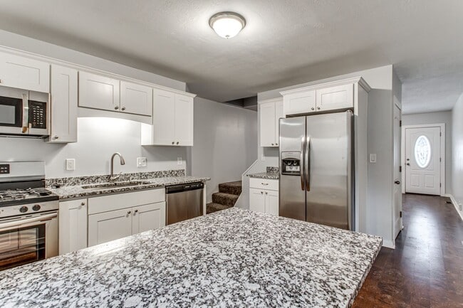 Building Photo - Beautiful Newly Renovated 3 Bedroom 2 Bath...