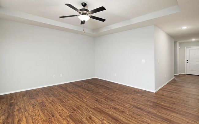 Building Photo - Beautiful 3 Bedroom Home with a fully fenc...