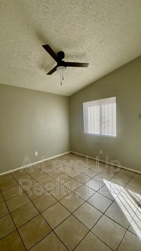 Building Photo - 403 E Thoroughbred St