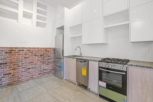 Building Photo - 9009 Riverside Pl