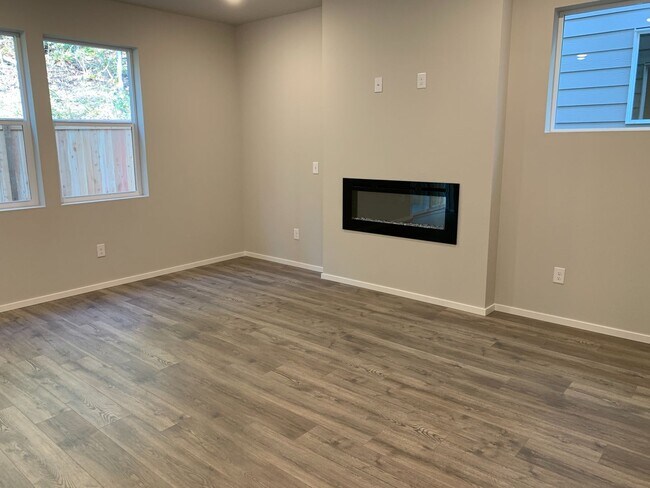 Building Photo - Gorgeous  4 Bed 2.5 Bath Home in Camas! Union School District! Laminate Floors Throughout Main! S...