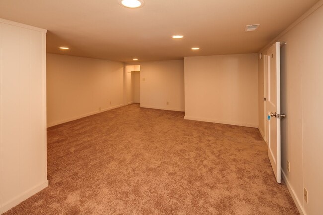 Building Photo - Spacious 7 Bedroom House! Sehome Neighborhood