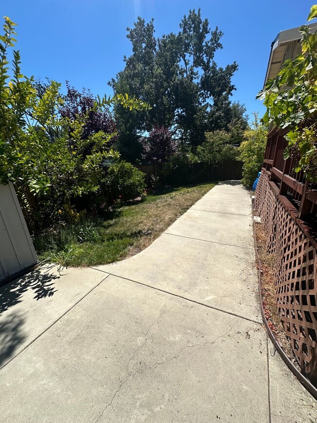 Building Photo - Gorgeous 4 Bed 2.5 Bath, single family hom...