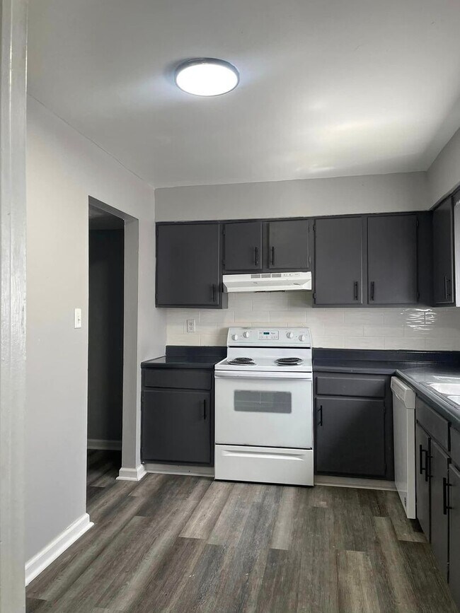Building Photo - Remington On Rockville Living