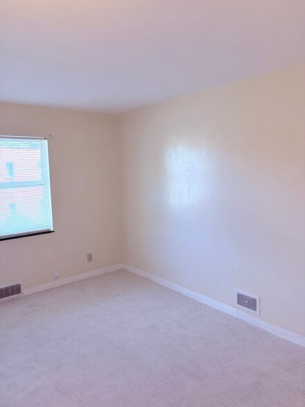 Building Photo - 601 Hadley Ave