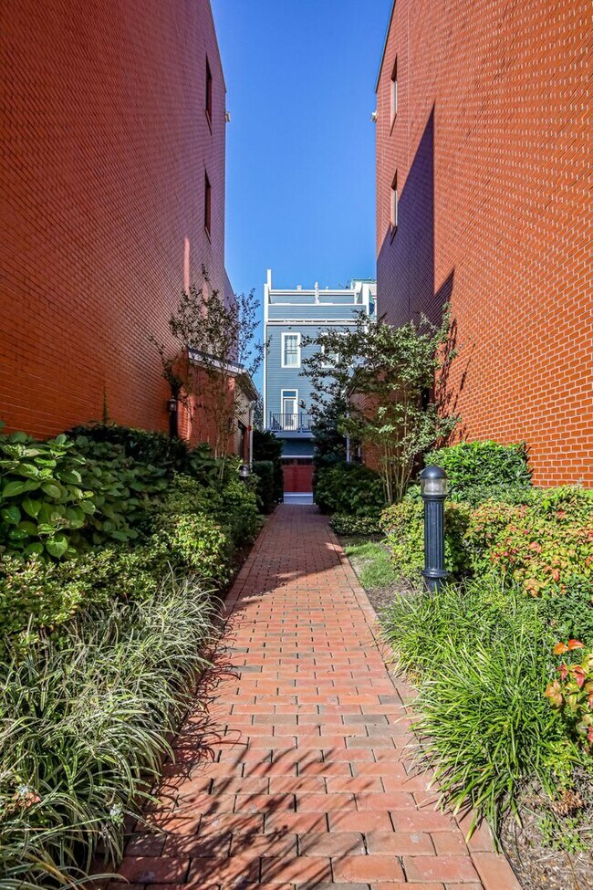 Building Photo - Updated 3br/2.5ba Condo Townhome Alexandria Walk to Metro