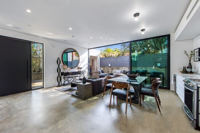 Building Photo - Hilldale