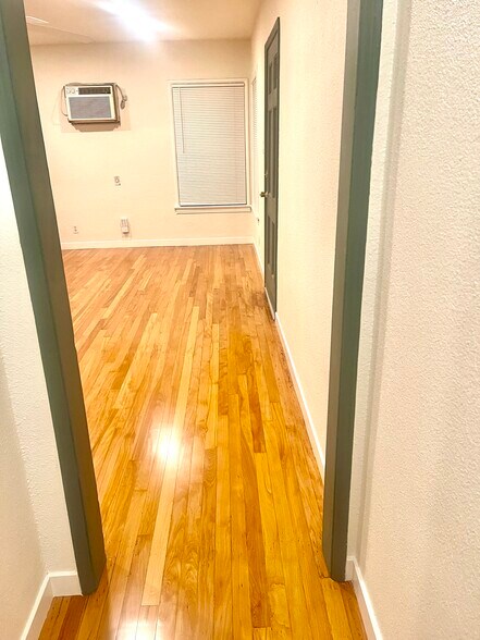 Building Photo - 5758 Vineland Ave