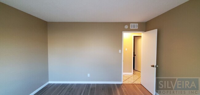 Building Photo - 1642 N Russell Ave