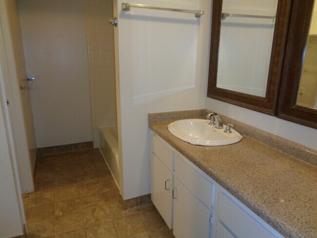 Building Photo - 495 E Creekside Cir