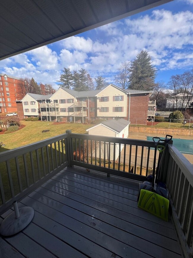 Building Photo - Do not pay for Heat or Hot Water, this beautiful condo has them included for you!