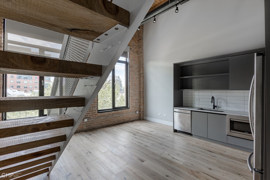 Building Photo - 729 N Sangamon St