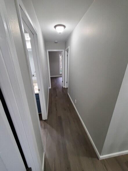 Building Photo - 12 Pebble Ct