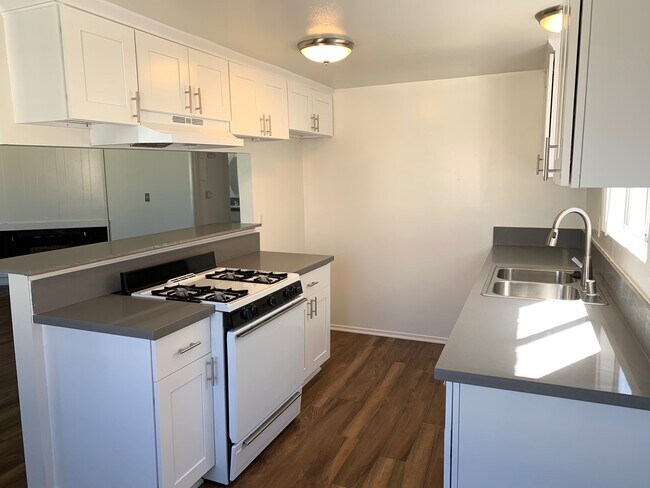 Building Photo - 206