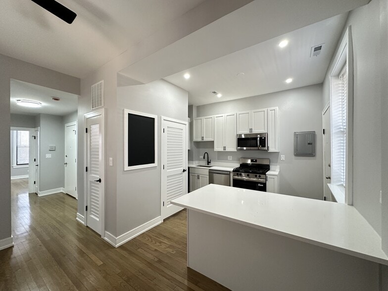 Building Photo - 3828 N Wilton Ave