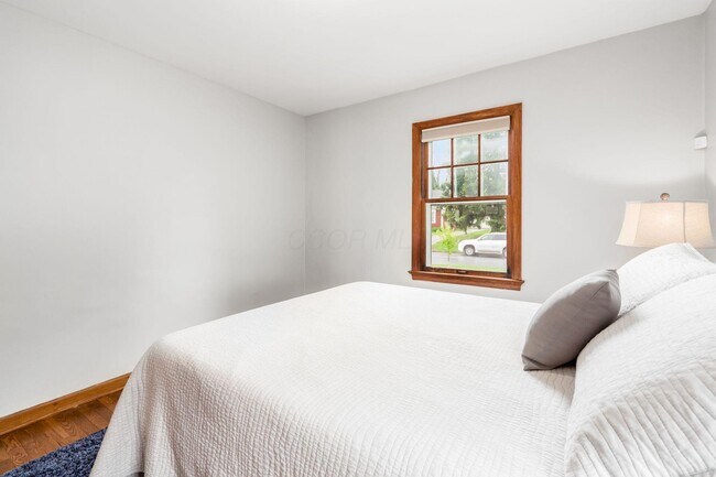 Building Photo - 230 E Royal Forest Blvd